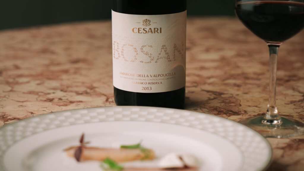 abbinamenti Amarone_picture of a bottle of amarone riserva Bosan Cesari beside a gourmet dish